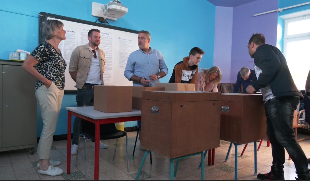 Élections : ambiance d'un bureau de vote à Mont-Saint-Guibert