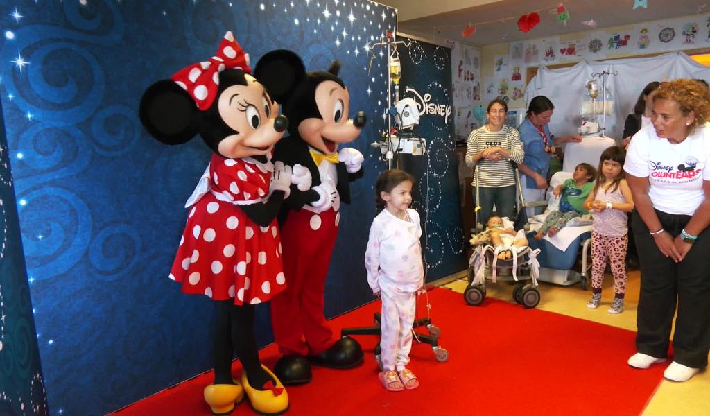 Mickey et Minnie en visite à l'hôpital Saint-Luc grâce à une asbl de La Hulpe