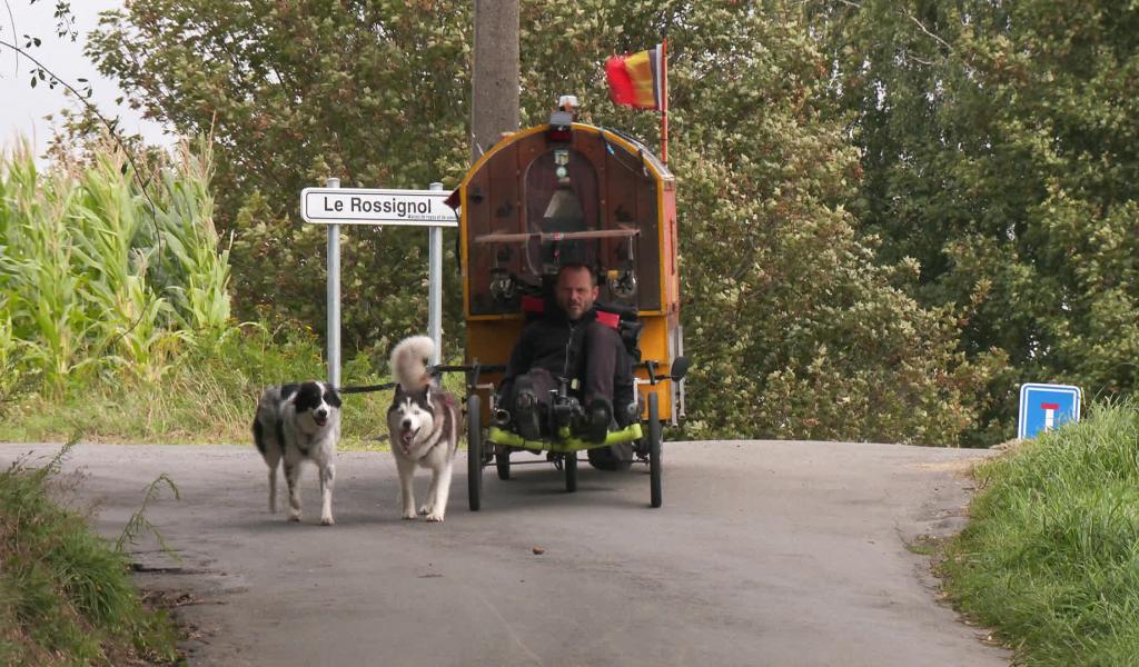 Un homme, deux chiens : Voyage en terres nordiques en vélo-roulotte