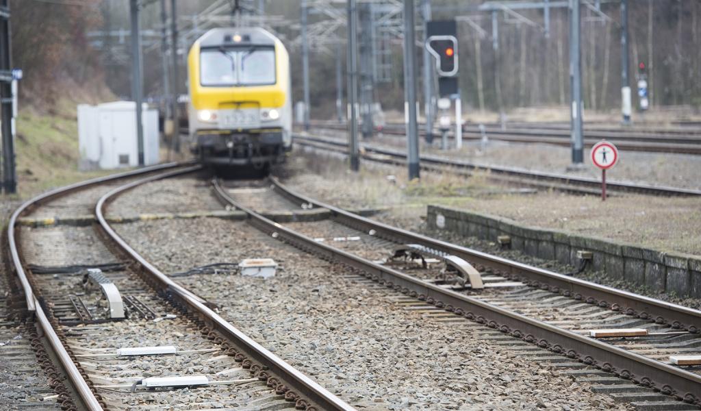 Voiture percutée sur un passage à niveau à Wavre : trafic interrompu entre Ottignies et Sint-Joris-Weert