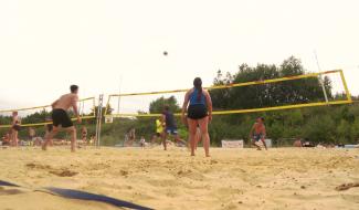 Des volleyeurs, les pieds dans le sable à l'Axis Park !