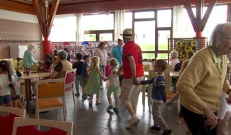 Nivelles : expo intergénérationnelle par des seniors et des enfants de maternelle