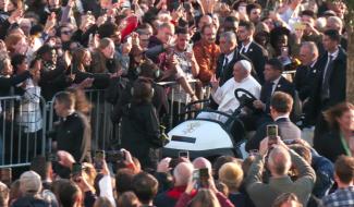 Bain de foule pour le pape François à Louvain-la-Neuve