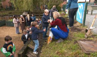 Les élèves de l’école communale de Plancenoit plantent des arbres avec la Princesse Esmeralda