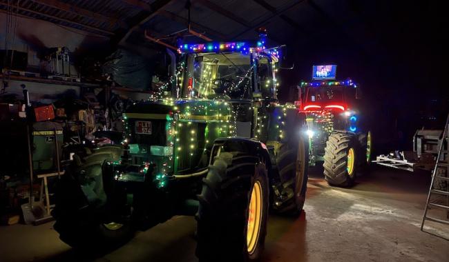 Lasne : Les derniers préparatifs de la parade des tracteurs illuminés