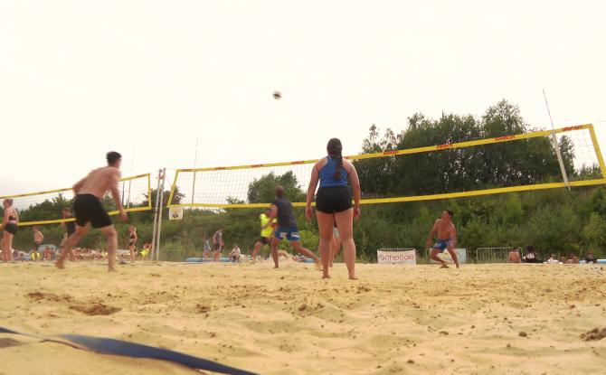 Des volleyeurs, les pieds dans le sable à l'Axis Park !