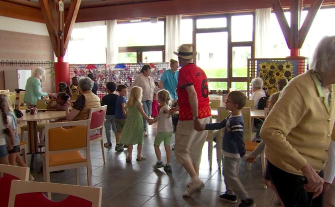 Nivelles : expo intergénérationnelle par des seniors et des enfants de maternelle