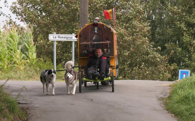 Un homme, deux chiens : Voyage en terres nordiques en vélo-roulotte